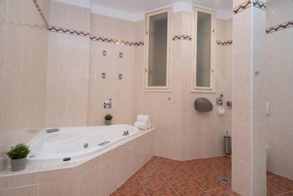 Best Located, 150 M2 5 Bedrooms Apt., Budapeste Exterior foto